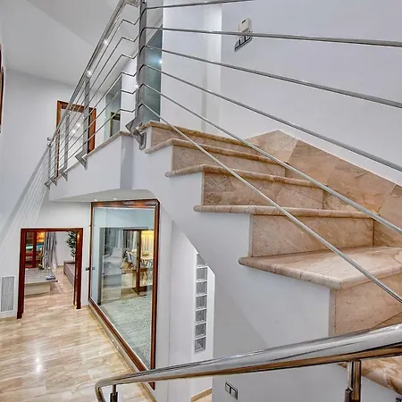 Villa Con Piscina *