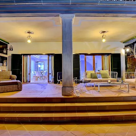Con Piscina Villa *